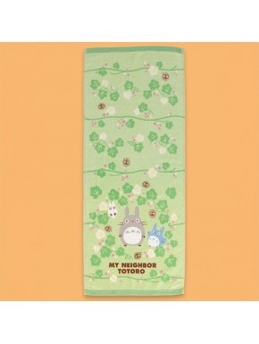 Serviette verte avec Totoro et motif de feuilles