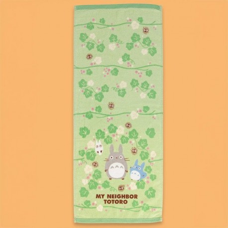 Serviette verte avec Totoro et motif de feuilles