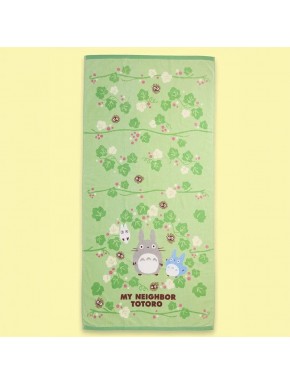 Serviette verte avec design Totoro et feuilles
