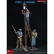 Figures de travailleurs et lampadaire MiniArt à l'échelle 1:35