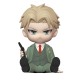 Figura hucha Loid Forger sentado con traje verde