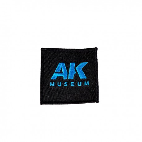 Écusson brodé AK Museum noir avec logo bleu