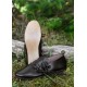 Zapato medieval con cordones de cuero marrón