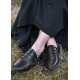 Zapato medieval con cordones de cuero marrón