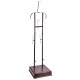 Soporte para armaduras de metal con base de madera marrón