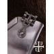 Cuirasse gothique en acier avec détails en filigrane et sangles en cuir