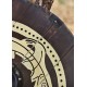 Escudo vikingo con diseño de bestia agarradora