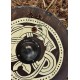 Escudo vikingo con diseño de bestia agarradora
