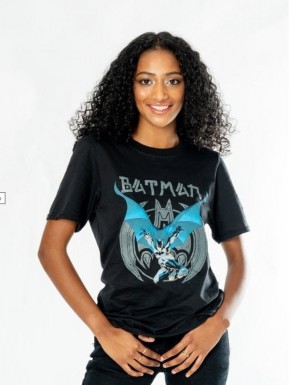 T-shirt noir de Batman avec design anime et cape bleue