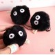 Chaveiro preto Duende da Poeira Pompon com olhos grandes