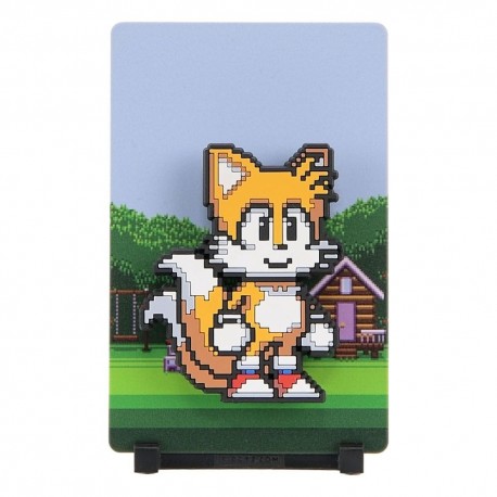 Figura magnética Tails 11 cm sobre fundo pixelizado