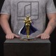 Estátua Aries Mu de Saint Seiya em armadura dourada com capa azul