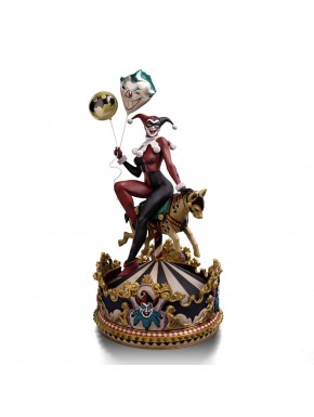 Statue Harley Quinn sur cheval de manège avec ballons
