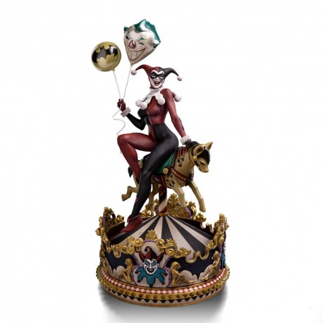 Estatua Harley Quinn en caballo de carrusel con globos