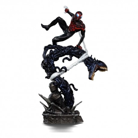 Statue de Miles Morales combattant les méchants de Marvel