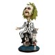 Boneco bobblehead Beetlejuice em polirresina da NECA