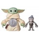 Figura Grogu abrazando anzellano, interactiva de Star Wars