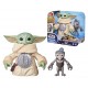Figura Grogu abrazando anzellano, interactiva de Star Wars