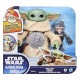 Figura Grogu abrazando anzellano, interactiva de Star Wars