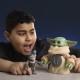 Figura Grogu abrazando anzellano, interactiva de Star Wars