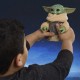 Figura Grogu abrazando anzellano, interactiva de Star Wars