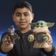 Figura Grogu abrazando anzellano, interactiva de Star Wars