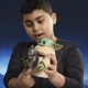 Figura Grogu abrazando anzellano, interactiva de Star Wars