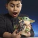 Figura Grogu abrazando anzellano, interactiva de Star Wars