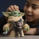 Figura Grogu abrazando anzellano, interactiva de Star Wars