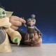Figura Grogu abrazando anzellano, interactiva de Star Wars