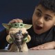 Figura Grogu abrazando anzellano, interactiva de Star Wars