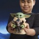Figura Grogu abrazando anzellano, interactiva de Star Wars