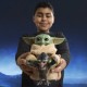 Figura Grogu abrazando anzellano, interactiva de Star Wars