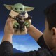Figura Grogu abrazando anzellano, interactiva de Star Wars