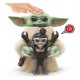 Figura Grogu abrazando anzellano, interactiva de Star Wars