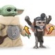 Figura Grogu abrazando anzellano, interactiva de Star Wars
