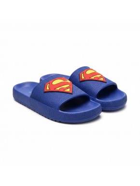 Chinelos azuis Superman com logo amarelo e vermelho