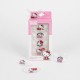 Máscaras de gel Hello Kitty para cuidado de ojos, fondo rosa.