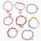Set de bracelets DIY Hello Kitty avec perles et accessoires.