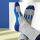 Meias cinzentas e azuis do Real Madrid com emblema