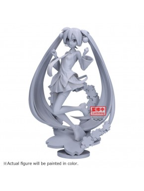 Figura Sakura Miku Evolve de Banpresto con diseño floral