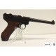 Réplica de pistola Luger P08 com pegas de madeira