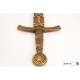 Espada medieval francesa do século XIV com bainha azul e detalhes dourados