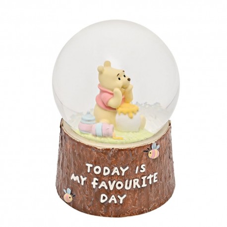 Bola de nieve Disney de Winnie the Pooh abrazando miel, base tronco.