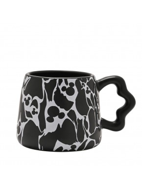 Taza negra con diseño de Mickey Mouse