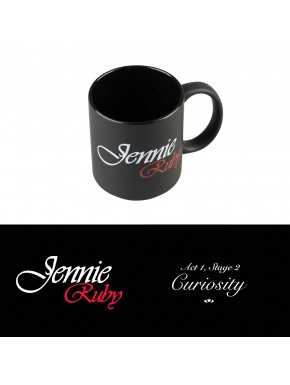 Caneca preta Jennie de cerâmica com texto em branco e vermelho