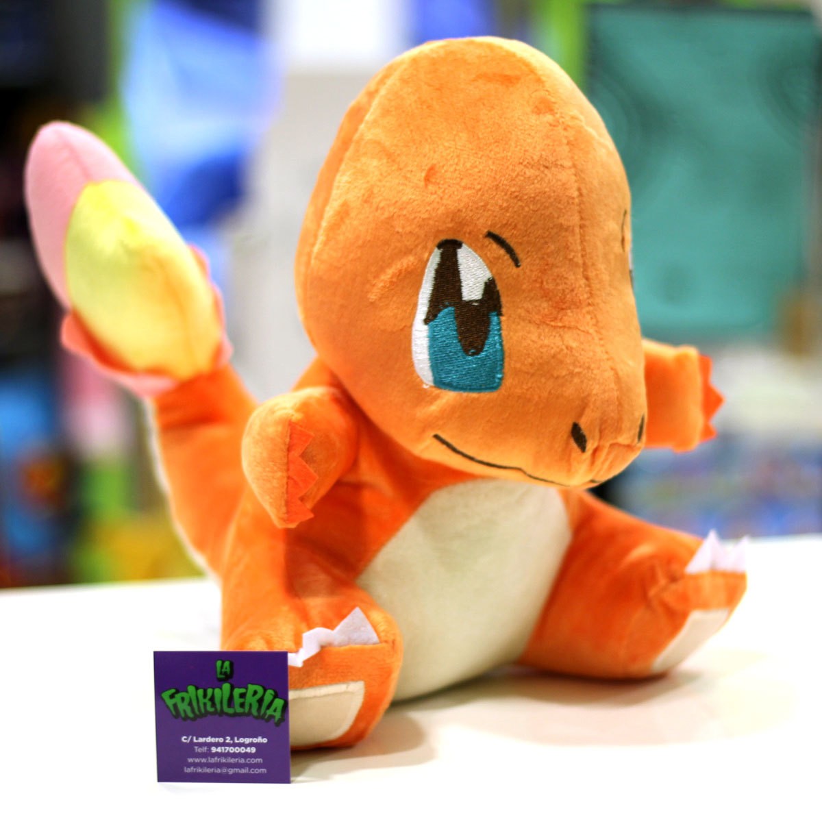 Câlinez Charmander avec cette peluche de 30cm