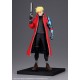 Estatua de Vash the Stampede con abrigo rojo y brazo mecánico