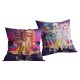 Cojín colorido Rainbow High con personajes y diseño tropical