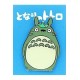 Pin con diseño de Totoro en fondo azul